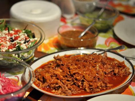  ¡El Cochinito Pibil: Un festín de sabores yucatecos en un lechón adobado!