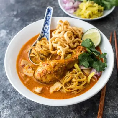  Khao Soi! Un delicioso plato de fideos curtidos con una salsa cremosa y picante que te transportará a Chiang Mai